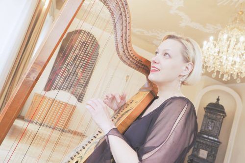 Gemeinsam mit der Harfenistin und Sopranistin Tanja Vogrin erkundet das Concerto Stella Matutina den Herzschmerz englischer Komponisten um 1700. Tanja Vogrin
