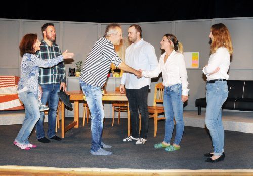 Generationenübergreifende Wohngemeinschaft sorgt für gute Theaterlaune. ajk