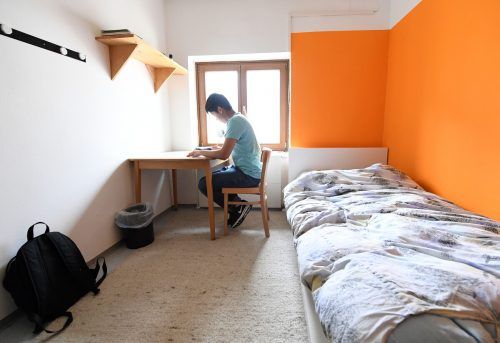 Gerade für minderjährige unbegleitete Flüchtlinge braucht er mehr Unterbringungsmöglichkeiten, auch in Vorarlberg.  Symbolbild APA/Fohringer