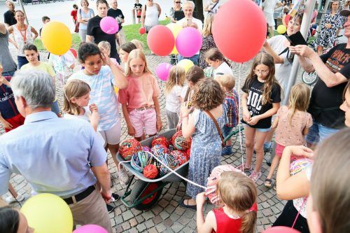 Gleich 33 Mal konnte die Höchster Pfarrkirche mit der gehäkelten Schnur umwickelt werden.