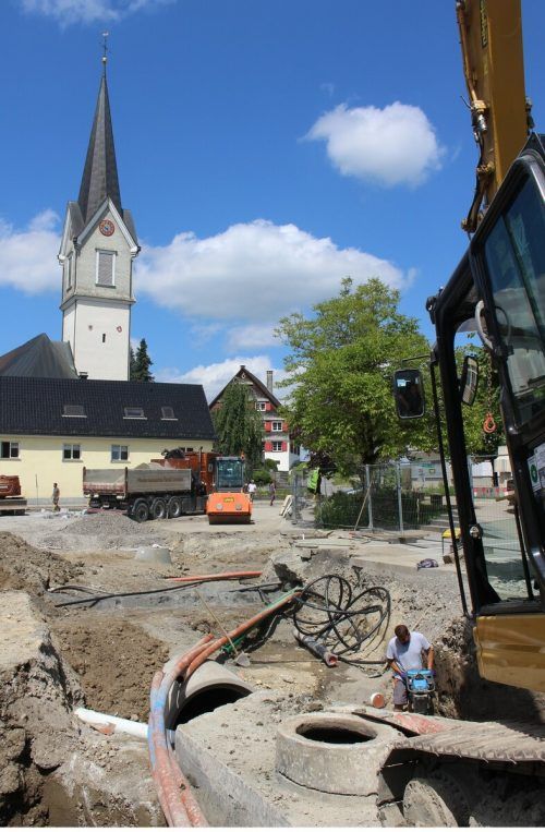 Großbaustelle im Ortszentrum zwingt Organisatoren zum Improvisieren.  stp