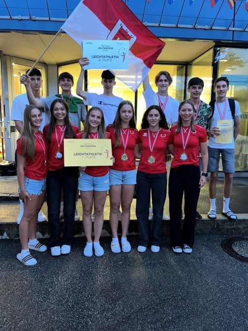 Gruppenbild der siegreichen Mädchen des Sportgymnasiums Dornbirn und der zweitplatzierten Burschen der Bundeshandelsakademie und -handelsschule Bregenz bei den Schul Olympics in der Leichtathletik in Linz. Sportgymnasium Dornbirn