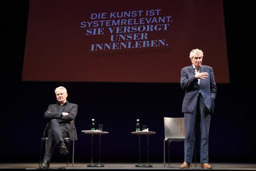 Günter Rhomberg, Vorsitzender des Stiftungsvorstandes, mit dem künstlerischen Direktor Herbert Föttinger auf der Bühne des Wiener Theaters in der Josefstadt. apa