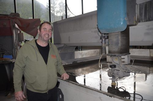 Guntram Tschol ist mit seiner Firma zurück nach Braz gezogen und hat sich in diesem Zuge einen Wasserstrahlschneider angeschafft. DOB