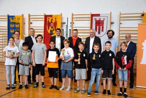 Harald Miedler vom Ministerium (hinten in der Mitte) mit Christian Leitgeber und Christoph Neyer (links bzw. rechts von ihm), Conny Berchtold (ganz rechts), den teilnehmenden Kindern aus Dornbirn und Bregenz und deren Betreuern. SCO