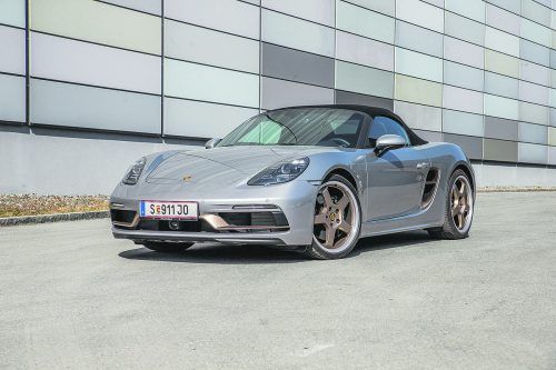 Herzlichen Glückwunsch: der „Porsche Boxster 25 Jahre“ ist ein echter Express-Roadster und garantiert Fahrfreude pur. vn/steurer