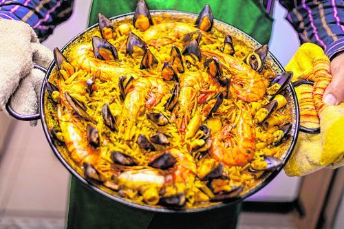 Heute findet man in der Paella oft auch Meeresfrüchte.  Shutterstock (3)