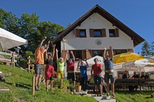 Hoch über Amerlügen wurde am vergangenen Wochenende Hüttengeburtstag gefeiert.  Naturfreunde/Thomas Büchel (4)