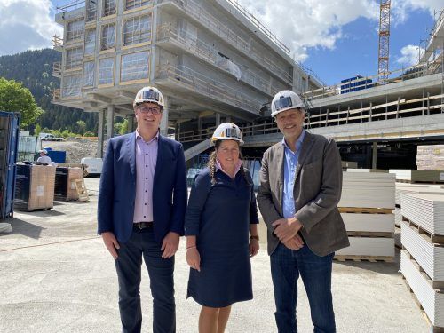 Hotelmanager Claudio Stupan, Julia von Deines und Markus Burtscher, Geschäftsführer des GSL Tourismus, trafen sich zur Baustellenbesichtigung.