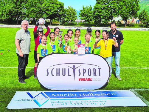 Im Finalspiel konnten sich die Fußballmädchen aus Satteins mit 3:0 klar gegen ihre Gegnerinnen aus Rankweil durchsetzen.  Schulsport Vbg