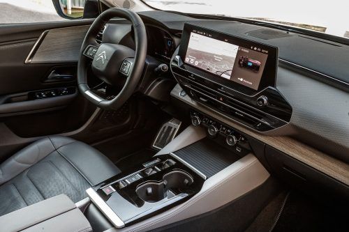 Im mittlerweile typischen Citroën-Stil gehalten ist die Inneneinrichtung mit bequem-kommoder Bestuhlung.