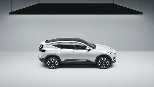 Im Oktober 2022 wird Polestar sein neues Elektromodell 3 der Öffentlichkeit präsentieren. Vor der offiziellen Premiere hat die schwedische Geely-Tochter nun ein erstes Foto seines ab 2023 verfügbaren SUV-Modells veröffentlicht. Den 3 bezeichnet Polestar als „Luxury Aero SUV“, der gegen größere und hochpreisige SUV-Modelle vom Schlage eines Porsche Cayenne antreten wird. Die Reichweite soll bei über 600 Kilometer liegen.