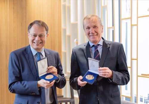 In Amsterdam erhielten Gerhard Drexel und Mag. Rudolf Staudinger für ihre Verdienste für Spar in Österreich sowie auf internationaler Ebene die Van-Well-Medaille.  FA