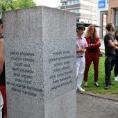 Alle Pfeile führen zum Gedenkstein
