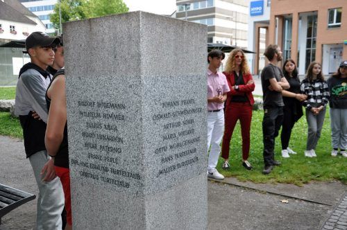 In den Gedenkstein wurden die Opfer der Nazi-Zeit eingraviert.
