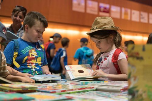 In der Bücherschau laden etwa 4000 Bücher zum Lesen ein.  VN/Stiplovsek