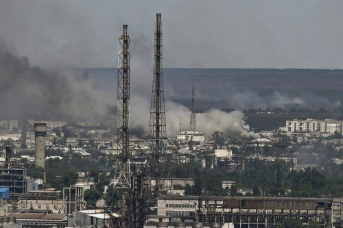In der Stadt Sjewjerodonezk im Osten der Ukraine gingen die Kämpfe weiter.  AFP