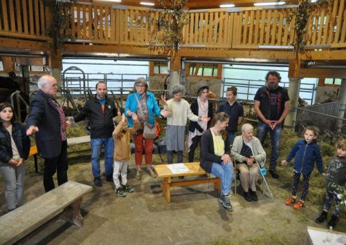 In Röthis fanden die traditionellen Maiandachten in diesem Jahr auf verschiedenen Bauernhöfen statt. PFarre Röthis