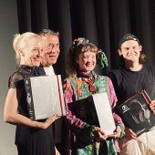 Ingrid Hofer bekam Preis von Hubert von Goisern