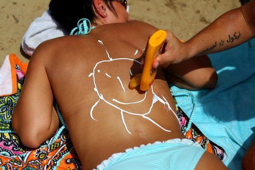 Jedes Jahr landen bis zu 14.000 Tonnen Sonnencreme im Meer, davon 4000 bis 6000 Tonnen an Korallenriffen.  dpa