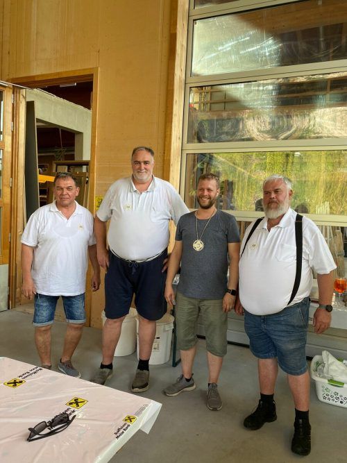 Johannes Wachter erhielt den Silberorden der ZES (flankiert von Kassier Reinhard Metzler, Vizeobmann Gerhard Jäger und Obmann Horst Mathis). Untergässler Fasnatzunft