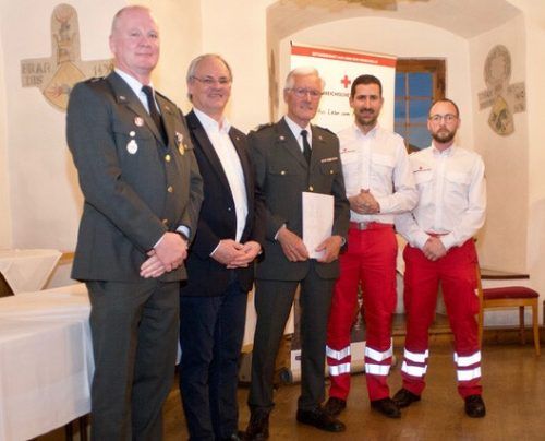 Jubilar Hubert Ess mit der Gratulantenschar bei der Verleihung des foldenen Verdienstkreuzes sowie bei der Gratulation zu seinem 80. Geburtstag. RKV