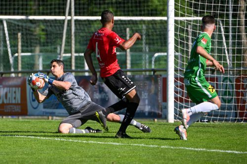 Kann Rotenbergs Torhüter Martin Kobras den Hohenemsern im Halbfinale der Amateur–meisterschaft ein Bein stellen? Lerch