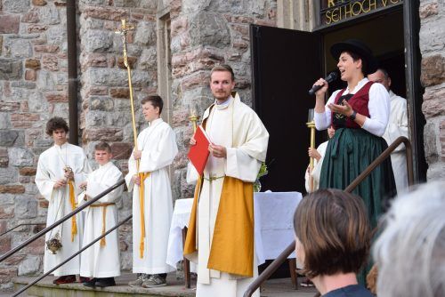 Kaplan Mathias Bitsche und Sabrina Wachter dankten für die Teilnahme am Fest.