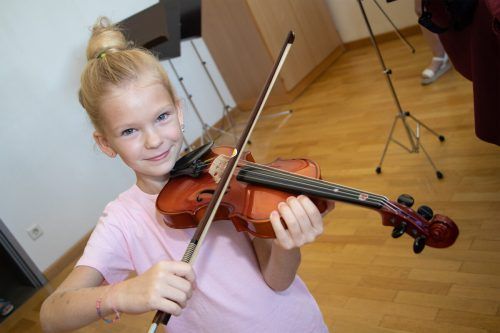 Kleine Gäste entdecken am Tag der offenen Tür die vielen Instrumenten der Bludenzer Musikschule. Musikschule Bludenz/Christiane Sturmer