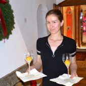 Ukraine-Hilfe mit Topf, Tablett und Tuch