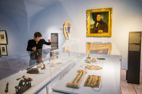Kuratorin Felicitas Heimann-Jelinek in der Sonderausstellung.  VN/Steurer