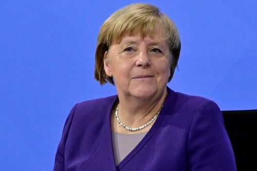 Lange hielt sich die deutsche Ex-Kanzlerin zurück. Reuters