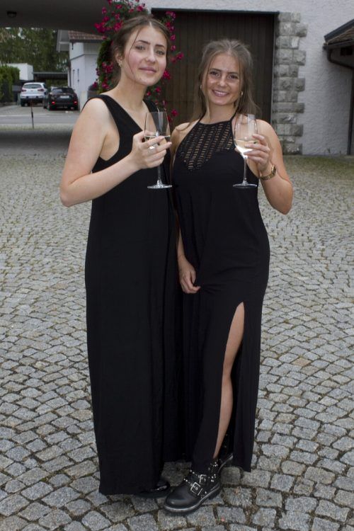 Lea Sonderegger und Anne Koller ließen sich den Aperitif schmecken.