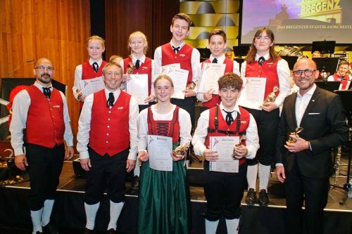 Leistungsabzeichen gab es für die Nachwuchsmusiker der Stadtmusik Bregenz. Obmann Thomas Winzek und Bgm. Michael Ritsch gratulierten. Stadtmusik