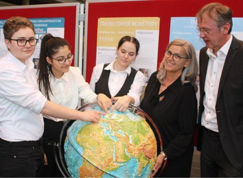 Leo Schelling, Selina Saskin und Sarah Pichler zeigen Service-Lehrerin Andrea Huber und Direktor Mario Hammerer, wohin die Reise geht: nach Irland.