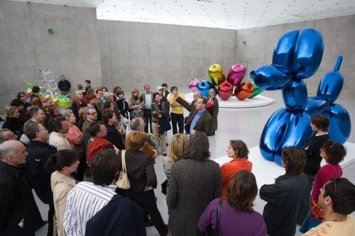 Lieferung des Hai-Objekts von Damien Hirst und Andrang bei der Ausstellung mit Arbeiten von Jeff Koons. KUB/Kuzmanovic, R. Sagmeister