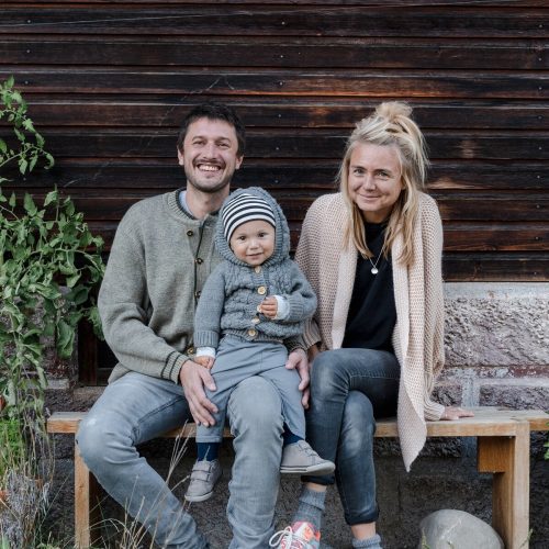 Lukas Kopf, Silvi Siegl und Söhnchen Felix haben es sich im alten Montafonerhaus in Bartholomäberg gemütlich gemacht. Privat