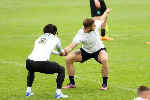 Marko Arnautovic (im Bild rechts mit Valentino Lazaro) fühlt sich fit genug, um noch einen Angriff auf eine Endrundenteilnahme mit Österreich anzustreben. gepa