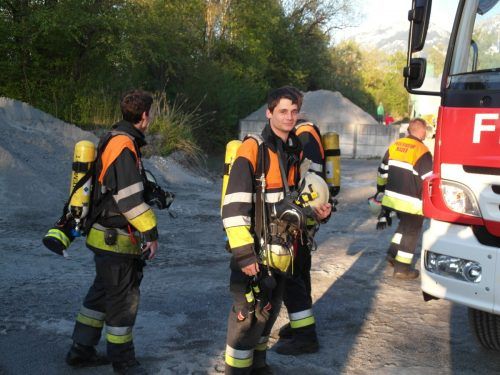 Markus Eggenberger (M.) und sein Kollege Simon Held von der Feuerwehr Mäder waren sofort zur Stelle. feuerwehr Mäder