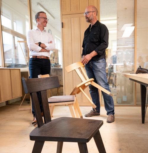 Markus Faißt (r.) und LR Gantner: Gemeinsame Freude am Holzbau.  Land