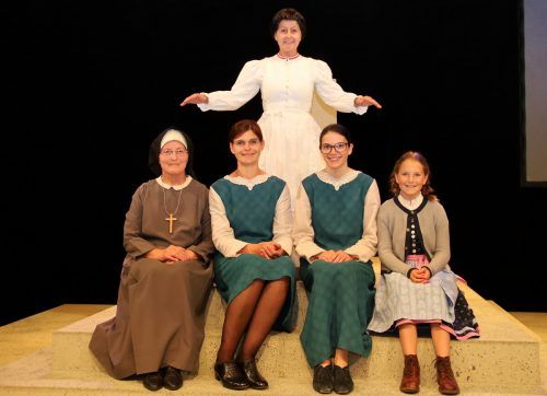 Marlies Wucher, Barbara Flatz, Jasmin Rädler und Heidi Bereuter, stehend Rita Greussing als Mutter. chf/3