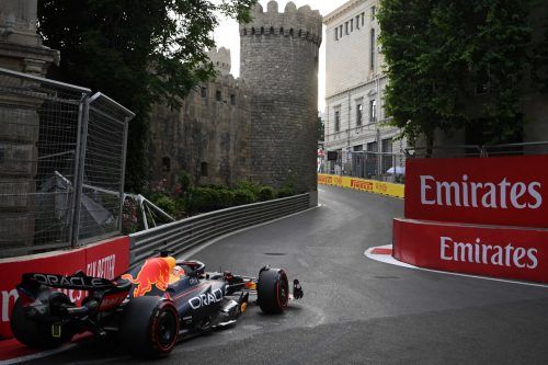 Max Verstappen zwängte seinen Red-Bull-Boliden am schnellsten durch die engen Straßen von Baku. Es war sein 25. Karriere-Erfolg, damit schloss er zu Niki Lauda und Jim Clark auf.  apa
