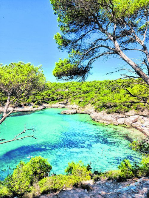 Menorca bietet wunderschöne Wanderwege, aber auch tolle Strände und kristallklares Wasser. Shutterstock
