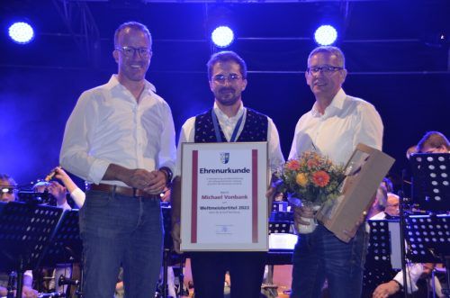 Michael Vonbank (Mitte) wurde von Landesrat Christian Gantner und Bürgermeister Hans Peter Pfanner geehrt. MVB