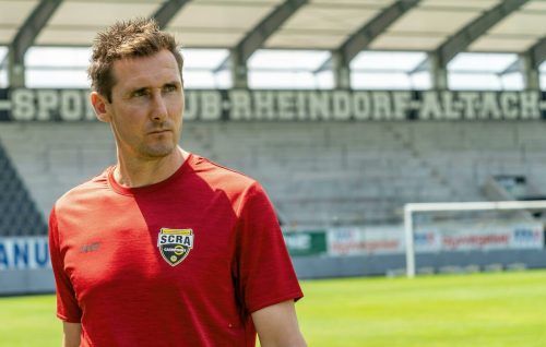 Miroslav Klose in seinem neuen „Wohnzimmer“. Der neue Cheftrainer des SCR Altach versprühte bei seiner Vorstellung trotz Legendenstatus im internationalen Fußball viel Bodenständigkeit. gepa