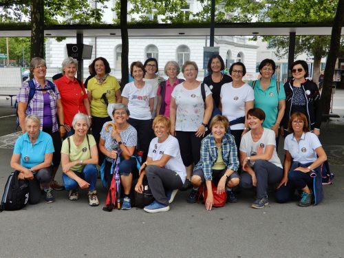 Mit einem Ausflug in den Bregenzerwald feierte die Frauengymnastikgruppe um Hedi Mangeng (vorne, 2.v.l.) Geburtstag. cth
