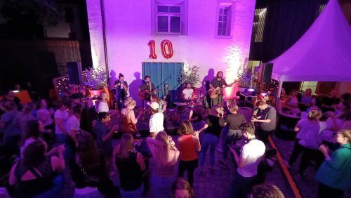 Mit „Junipa Gold“ und „kurzfristig“ hat sich die Bunt Bar für ihre Geburtstagsfeier ein tolles Livemusik-Programm gesichert.  He(3)