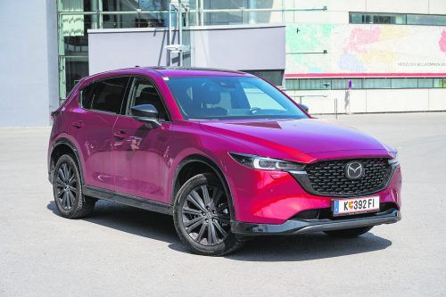 Mit seinem zeitlosen Design wirkt der Mazda CX-5 ewig jung. Mit der Auffrischung wurde lediglich der Grill überarbeitet. VN/Serra