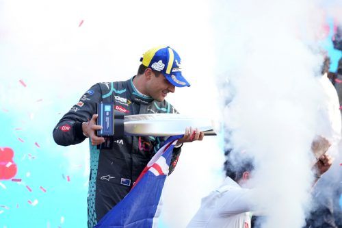 Mitch Evans feiert in Jakarta seinen ­Triumph in der Formel E.  ap