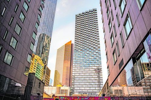 Moderne Architektur und Wolkenkratzer im Zentrum von Calgary. Edelweiss | Loren Bedeli